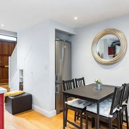 Location 2 Bedroom 2 Bathroom Fast Wifi Holiday home Dublin