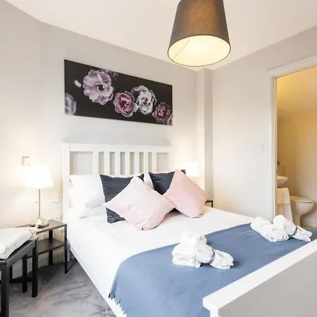 Location 2 Bedroom 2 Bathroom Fast Wifi Holiday home Dublin